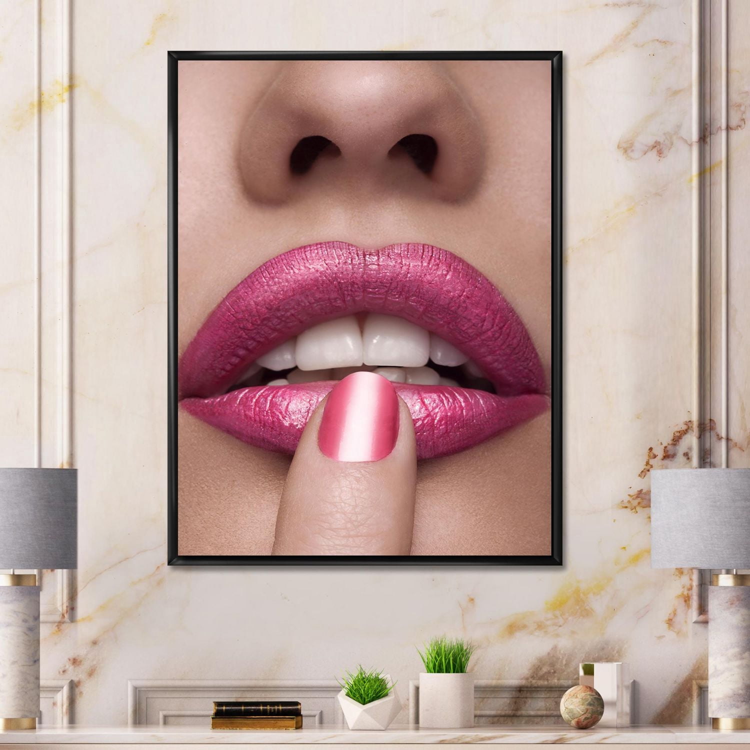Designart Lèvres roses de femme avec le doigt sur la bouche ART MURAL À CADRE FLOTTÉ