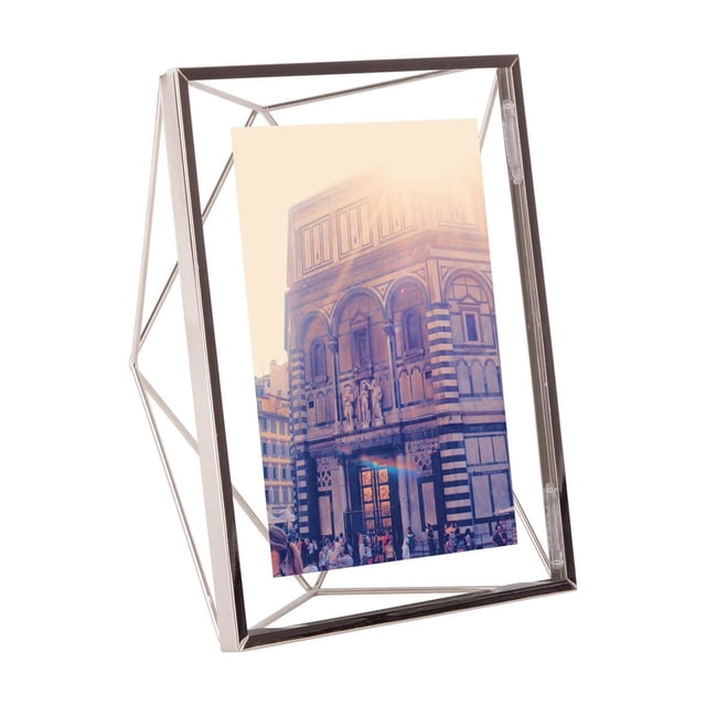 Umbra Prisma Cadre photo en Fini chrome avec un design Géométrique en Treillis Métallique Qui Tient une photo Flottante entre Deux Panneaux de Verre, Montré Verticalement avec une photo de Paysage Urbain, Convient au Montage Mural Ou à l'Affichage sur Table dans la Déco de la Maison.
