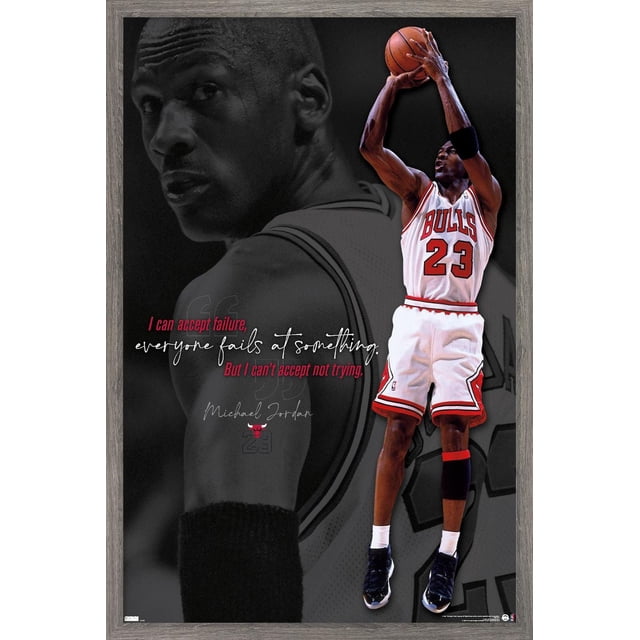 Michael Jordan - Affiche Murale « Ne Peut Pas Accepter de Ne Pas Essayer », 22,375 Po x 34 Po Représentant Michael Jordan en Uniforme de basketball des Chicago Bulls Blanc Numéro 23, Sautant pour Tirer un Ballon de basketball, avec un Arrière-Plan en Niveaux de Gris Mettant en Vedette la Citation « Je Peux Accepter l'Échec, Tout le Monde Échoue à Quelque Chose. Mais Je Ne Peux Pas Accepter de Ne Pas Essayer. »