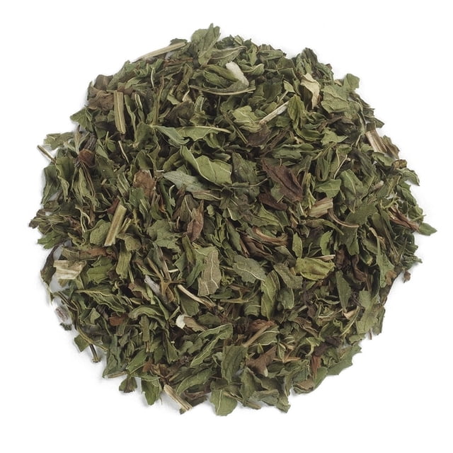 Frontier Produits Naturels Feuilles de Menthe Verte Coupées et Tamisées Biologiques en Vrac, Emballage de 1 lb. l'Image Montre un Gros Plan de Feuilles de Menthe Verte Séchées, Coupées et Tamisées avec un Mélange de Tons Verts et Bruns, Idéal pour les Thés, les Usages Culinaires Ou les Remèdes à Base de Plantes. Certifié Biologique et Non Irradié.