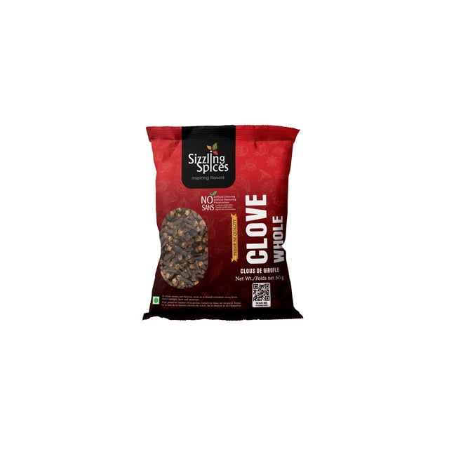 Clou de Girofle (Entier) Sizzling Spices (50 g) Emballé dans un Sac Rouge avec une section Transparente Affichant des Clous de Girofle Entiers. la Marque « Sizzling Spices » Est Bien en Vedette en Haut, avec les Détails du Produit et un code QR en Bas. Idéal pour Assaisonner les Viandes, les Currys et les marinades.