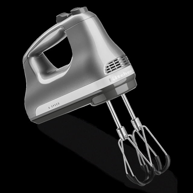 KitchenAid® Batteur à Main à 6 Vitesses avec Fouets à Bord Flexible Indiqués en Profil 3/4 sur Fond Noir, Doté d'Un Corps compact Argenté avec Poignée Ergonomique, Deux Fouets à Bord Flexible en Acier Inoxydable avec Bords en silicone Noirs pour un Mélange Plus Rapide et Complet, et un Cadran à 6 Vitesses pour un Contrôle Précis, Convient à la Pâtisserie et au Fouettage.