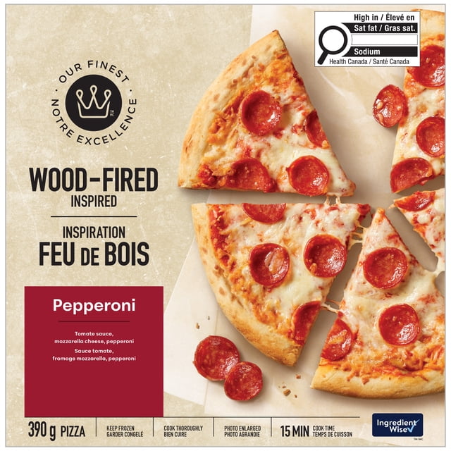 Notre Excellence Pizza au Pepperoni Inspirée de la Cuisson au Feu de Bois avec une Croûte Dorée Croustillante et un centre Aéré et Doux, Nappée de sauce Tomate Assaisonnée, de Fromage mozzarella Fondu et de Tranches de Pepperoni, Montrée Tranchée sur Papier Parchemin avec Deux Morceaux Supplémentaires de Pepperoni, Prête à Cuire à Partir du Surgelé en 15 minutes.