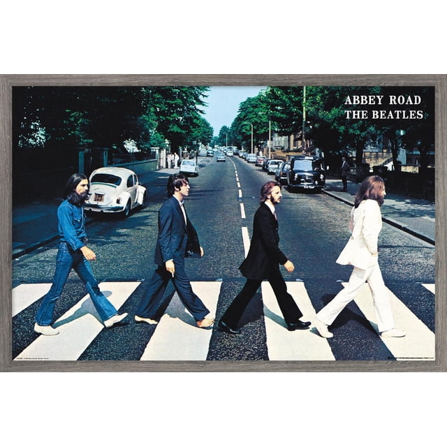 The Beatles - Affiche Murale Abbey Road, 22,375 Po x 34 Po Représentant Quatre Hommes Marchant à Travers un Croisement de Zèbre sur une Rue Bordée d'Arbres avec des Voitures vintage Stationnées sur les Côtés, Imprimée sur Papier Affiche Lustré. Cette Oeuvre Murale par Trends International Convient à la Décoration de Chambre, de Bureau Ou de Dortoir.