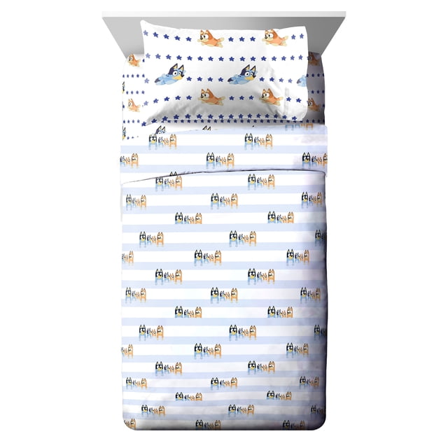 Bluey In the Dream Ensemble de Draps Jumeau 3 Pcs avec Drap-Housse, Drap Plat et Taie d'Oreiller en polyester 100 %, Mettant en Vedette des Personnages Bluey et Bingo avec des accents d'Étoiles Bleues sur la Taie d'Oreiller et des Rayures Horizontales Bleu Pâle avec des Imprimés Répétés de la Famille Bluey sur les Draps, Convient à la Literie pour Enfants.