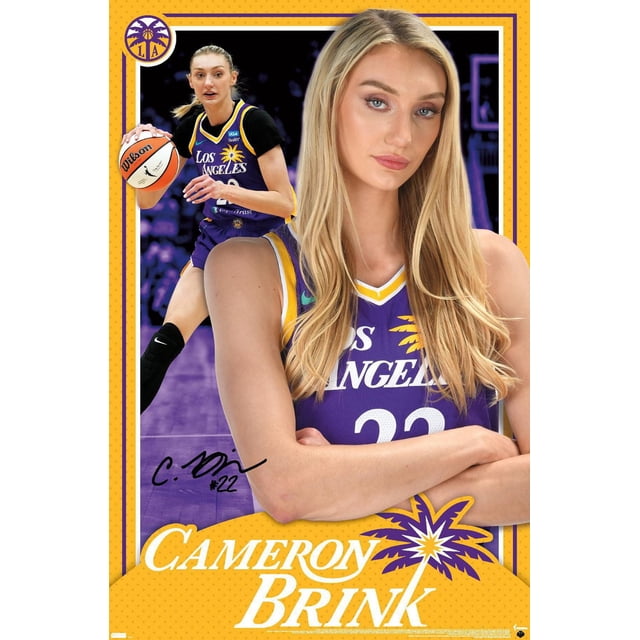 WNBA Los Angeles Sparks - Cameron Brink Affiche Murale 24 Mettant en Vedette Cameron Brink en Chandail Violet Los Angeles Sparks Numéro 22 avec Bras Croisés au Premier Plan et une Photo d'Action de Elle Dribblant un Ballon de basketball Wilson en Arrière-Plan, Encadrée d'Une Bordure Jaune et Violette avec le logo de l'Équipe et Son Nom en Texte Blanc Audacieux.