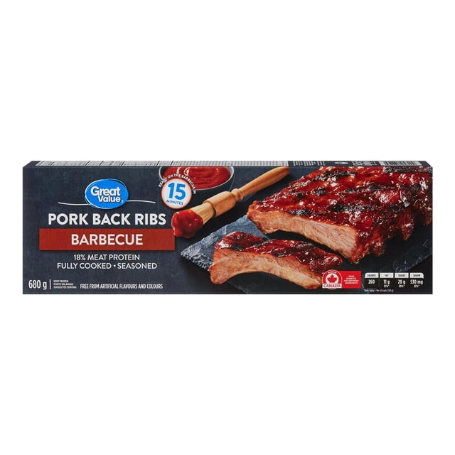 Great Value Nervures de Porc pour Barbecue, Emballage Montrant des Nervures Précuites et Assaisonnées avec sauce Barbecue sur une Assiette en Ardoise Foncée, une Brosse en Bois pour Arroser avec sauce, Poids de 680 g, 18 % de Protéines de Viande et Origine Canadienne.