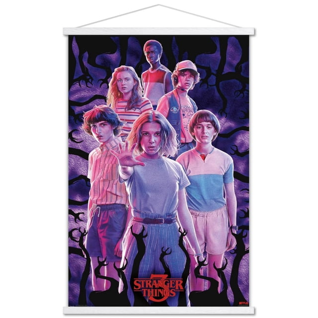 Netflix Stranger Things : Saison 3 - Affiche Murale de Groupe, 14,725 Po x 22,375 Po Présentant six Personnages de Vêtements des Années 1980 Arrangés en formation Triangulaire avec un Fond Violet Foncé et des silhouettes d'Arbre Torsadées Noires, Imprimée sur Papier Lustré pour une Oeuvre Murale Vibrante Idéale pour les Chambres, les Bureaux Ou les Dortoirs.