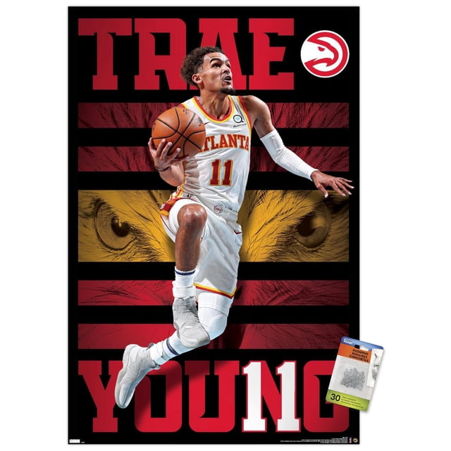 NBA Atlanta Hawks - Trae Young 20 Affiche Murale, 22,375 Po x 34 Po Encadrée Montrant un Joueur de basketball en Blanc, Chandail Atlanta Hawks Numéro 11 Sautillant avec un Ballon de basketball, Ensemble sur Fond Noir avec des Rayures Rouges et Jaunes Mettant en Vedette un Graphique « hawk's eyes », Grand Texte Rouge « Trae Young 11 » et le logo Atlanta Hawks dans le Coin Supérieur Droit, Convient à la Déco Murale de Salle de Sport Ou de Bureau.