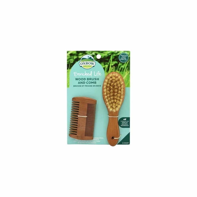 Oxbow Enriched Life Ensemble Brosse et Peigne en Bois avec une Brosse pour Animaux en Bois avec des Poils Naturels et un Peigne en Bois à Dents Larges et Étroites pour Toiletter les Petits Animaux, Affiché sur un Emballage de Marque avec un Fond d'Herbe Verte.