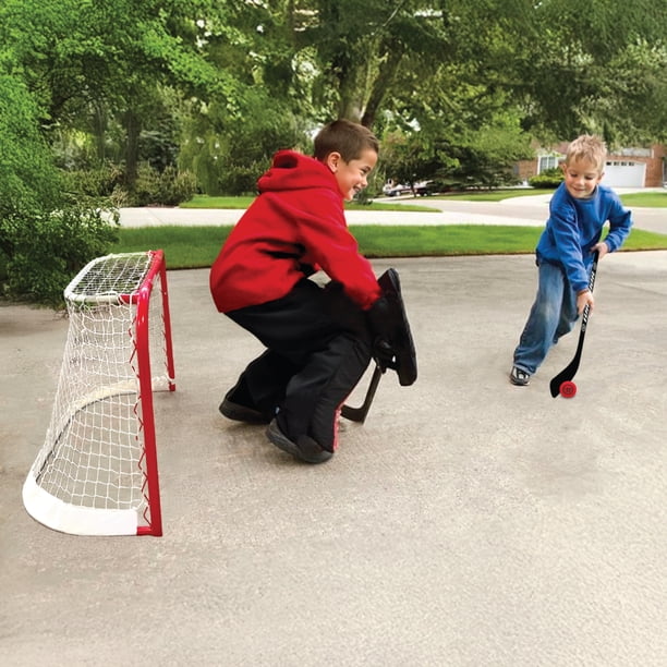 Ensemble de mini-jeu de hockey de style professionnel 10 pièces de Warrior Hockey - 2 mini-filets de hockey de 31 po, 4 mini-bâtons de joueur, 2 mini- bâtons de gardien de but, 2