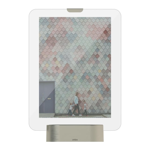 Glo Photo Présentoir 5X7 Nickel avec Cadre Photo 5X7 Orienté vers l'Avant avec base en Nickel Brossé et Éclairage à Bande DEL Intégrée, Affichant une Photo d'Une Femme Marchant avec Deux Enfants devant un Mur Carrelé pastel Multicolore et une Porte Violette, Convient pour le Bureau Ou la Table de Chevet comme Cadre Photo et Veilleuse.