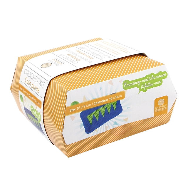 Crochet Trousse d'Emballage pour Porte-Monnaie au avec Rayures Diagonales orange et Blanches, Présentant une Étiquette Montrant un Porte-Monnaie au Crochet Bleu et Vert Mesurant 16 x 9 cm, Conçue pour des Projets d'Artisanat à la Maison avec Texte Français Invitant à le Rapporter à la Maison et à le Faire.