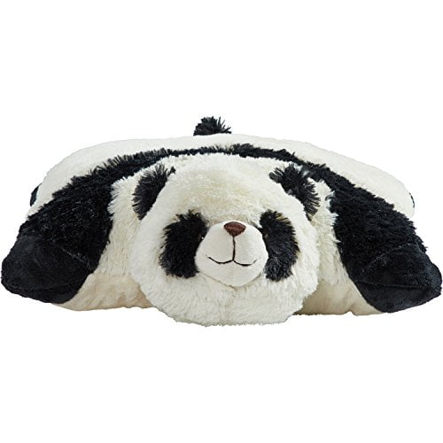 Pillow Pets Originals Comfy Panda, un Toutou en Peluche de 18 Pouces, Montré sur une Vue Orientée vers l'Avant. le Panda Présente un Tissu chenille Noir et Blanc Doux avec un Visage Souriant et des Oreilles Tombantes. Sa Conception Lui Permet de Se Déployer en Oreiller, le Rendant Adapté aux Siestes, aux Voyages Ou comme Compagnon Douillet pour Enfants, Ados et Adultes. Idéal pour 3 Ans et Plus, Il Est Sans BPA, Sans Phtalates et Lavable à la machine.