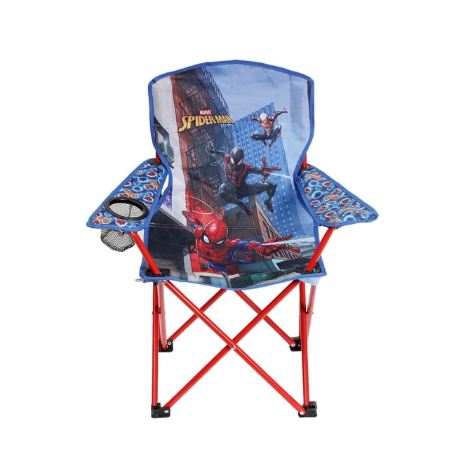 Spider-Man Chaise de Camp pour Jeunes en Polyester avec Porte-Gobelet Présentant des Graphiques Vibrants de Spider-Man sur un Siège et un Dossier en Polyester Bleus, Soutenue par un Cadre Métallique Pliant Rouge. Cette Chaise de camping portable pour Jeunes Comprend des Accoudoirs avec un Porte-Gobelet en Maille Intégré et Se Replie pour un Rangement Facile dans Son Sac de Transport, Convient aux Aventures en Plein Air et aux Sorties de camping.
