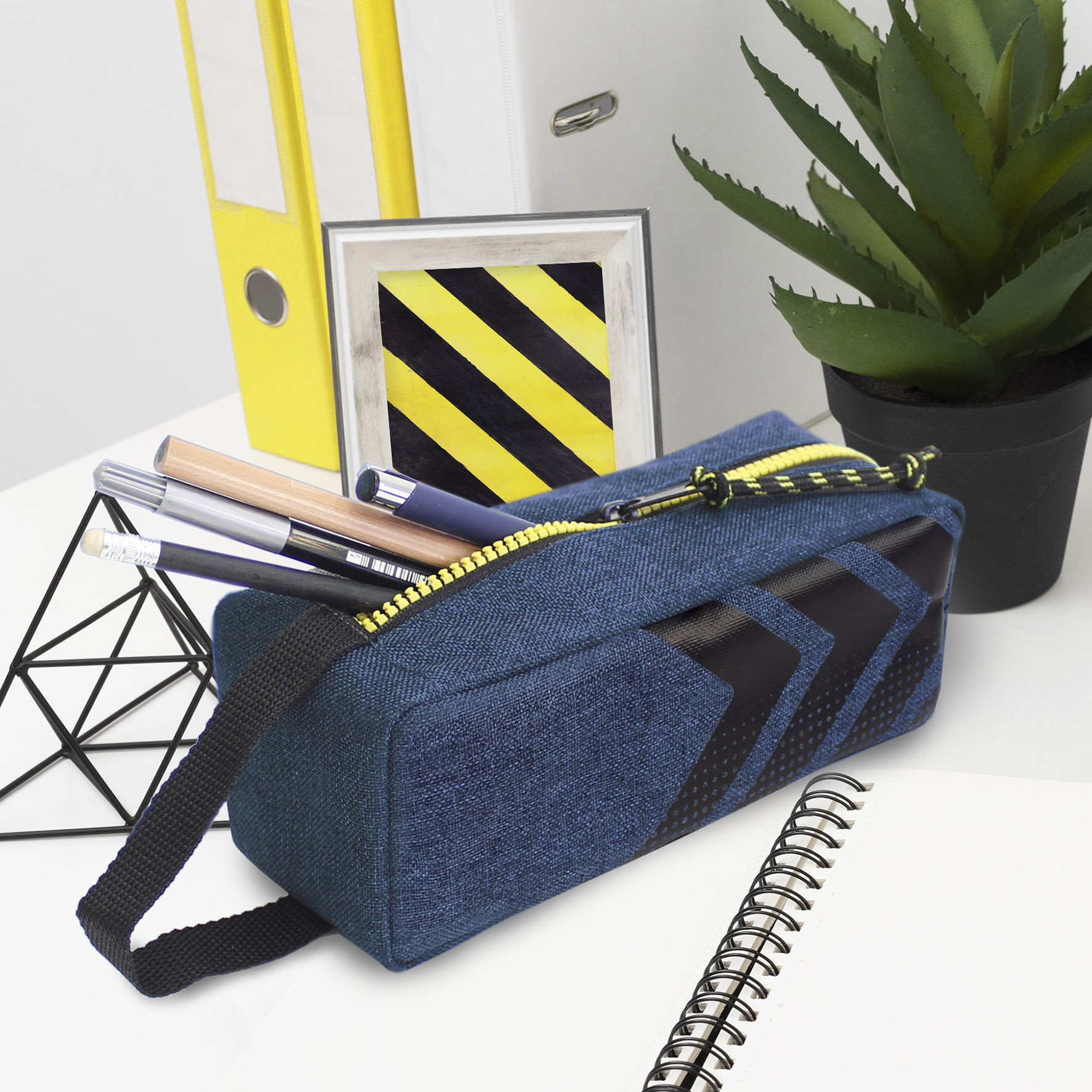 Pen+Gear Étui à crayons sportif à 1 fermeture à glissière, polyester bleu, fermeture à glissière et tirette jaunes, le collège et l’école secondaire