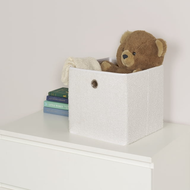 Neatfreak Cube de Rangement Duveteux pour Enfants en Blanc avec un Extérieur Doux Type teddy, Placé sur une Commode Blanche Tenant une Peluche d'Ourson Brun et une Couverture Tricotée Crème, avec un Oeillet Métallique pour un Accès Facile, Convient pour Ranger des Jouets, des Vêtements et du Linge dans les Chambres d'Enfants.
