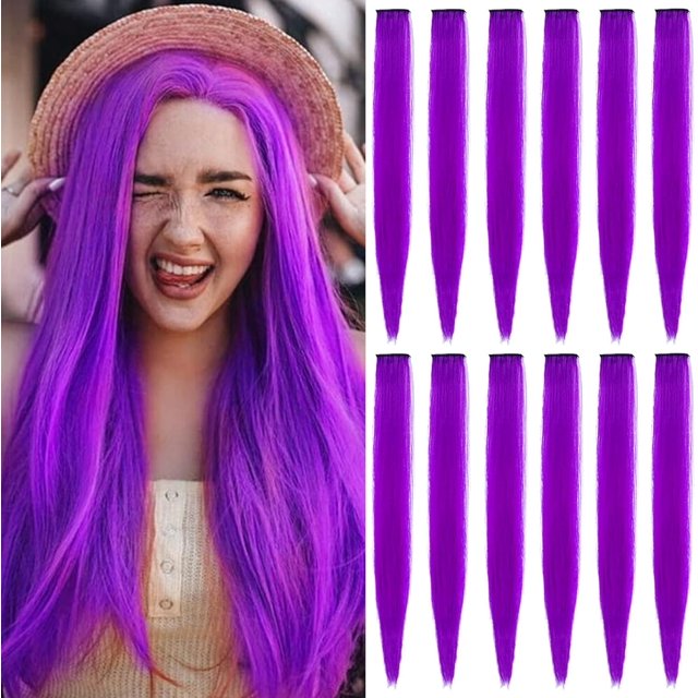 LAICAIW Rallonges de Cheveux Colorées de 22 Pouces, Postiche Lisse, Mèches de Fête Multicolores à Clipser, Rallonges de Cheveux Synthétiques (12 Pcs Violet). l'Image Affiche 12 Rallonges de Cheveux Violets Lisses avec clips Individuels, Fabriquées à Partir de Fibres Synthétiques Résistantes à la Chaleur. à Gauche, un Modèle Met en Valeur les Rallonges Coiffées en Longs Cheveux Violets Vibrants, Assorti à un Haut beige et un Chapeau de Paille. Convient aux Fêtes, au cosplay, aux Événements Costumés Ou aux occasions