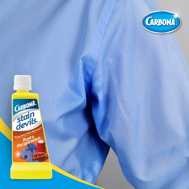 Carbona Stain Devils Bouteille Détachante de Rouille et de Transpiration No 9 Exposée à l'Avant-plan, avec un Gros Plan d'Une Manche de Chemise Bleue Montrant une surface de Tissu Propre. le Produit Est Conçu pour Éliminer le Déodorant, la Transpiration et les Taches de Rouille des Tissus Lavables et des surfaces Dures. Testé Dermatologiquement et Écologique, Il Est Sécuritaire pour le Coton, la Laine, le nylon et Autres Matériaux Sûrs pour l'Eau.