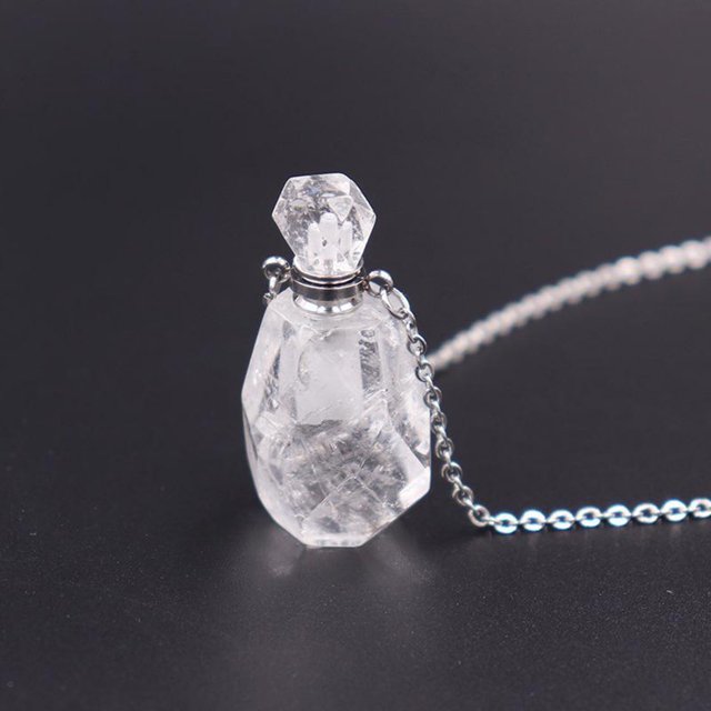 TopLLC Collier Bouteille de Parfum en Cristal de Pierre Naturelle avec un Pendentif en Cristal transparent Ressemblant à une Bouteille de Parfum, Assorti à une Chaîne en Acier Inoxydable durable. le Pendentif, Fabriqué à Partir de Cristal de Guérison Naturel, Est Conçu pour Contenir des Huiles Essentielles Ou du Parfum pour des Bienfaits d'Aromathérapie. la Chaîne Mesure 45 cm de long, et le Pendentif Mesure 3 x 2,5 cm. un Collier Pendentif unique Convenant comme Cadeau Ou Accessoire Personnel.
