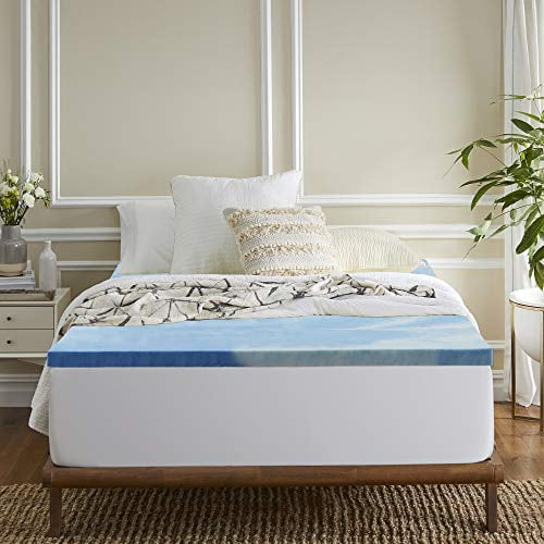 Sleep Innovations Surmatelas en Mousse Mémoire au Gel Rafraîchissant, California Très Grand, 3 Pouces, Montré sur un Lit Bien Disposé dans une Chambre Lumineuse et Élégante. Ce Surmatelas California Très Grand Présente une Couche de Mousse Mémoire au Gel Bleu pour Rafraîchir, Soulager la Pression et Améliorer la Circulation d'Air, Idéal pour un Sommeil Profond et Confortable. Convient Souvent aux Lits d'Invités Ou aux arrangements de Sommeil Temporaires.