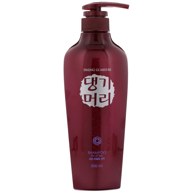 Doori Cosmetics Daeng Gi Meo Ri shampoo for all hair types in a 16.9 fl oz (500 ml) bottle. The maroon bottle features a pump dispenser and bold Korean script on the front. Formulated with oriental herbal extracts like peony and ginger, it adds nutrition and shine for healthy, energetic hair. Certified ISO 9001, ISO 22716, and cGMP.