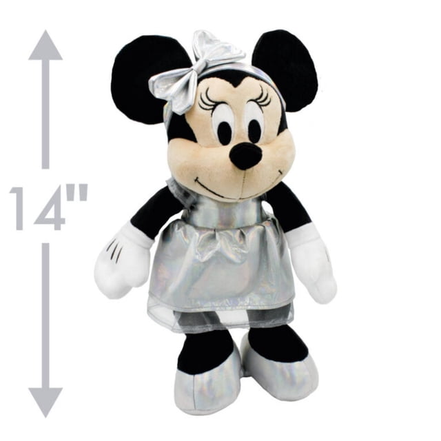 Disney100 - Peluche Minnie Mouse avec Tenue de Célébration du 100e Anniversaire de Disney, 14 Pouces de Hauteur, Présentant une Peluche Minnie Mouse Orientée vers l'Avant Vêtue d'Une Robe Brillante Platine avec un Nœud Assorti, des Chaussures Iridescentes et des Gants Blancs, Partie de la Collection de Peluches de Célébration Disney 100 platinum Canadienne, Souvent Utilisée comme Jouet en Peluche de Collection Ou Décoratif.