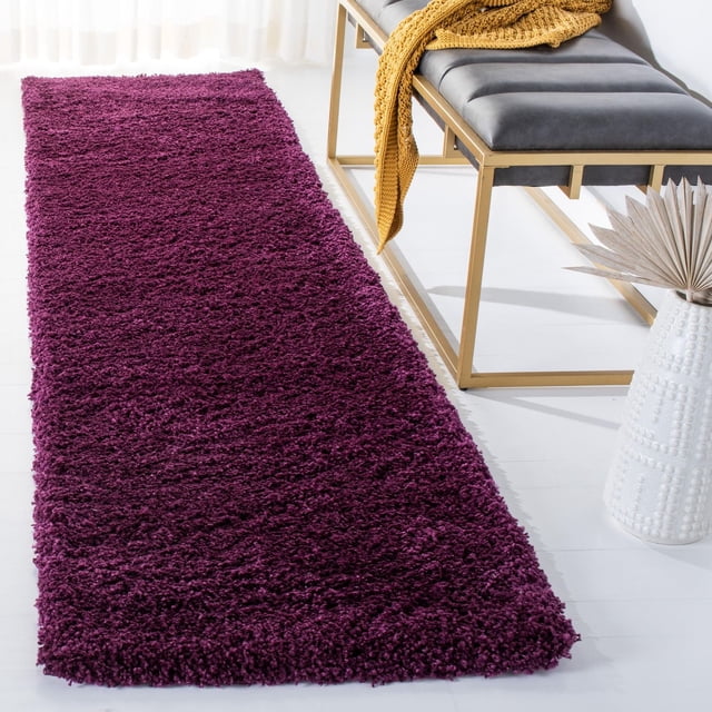 Safavieh California Tapis Shag Uni en Peluche pour Aire, Violet Foncé, long Tapis Coureur Rectangulaire avec une pile de Polypropylène dense de 4,5 Kg/m2, Exposé sur un Plancher Blanc à Côté d'Un Banc Moderne avec Pattes en Métal Doré et Coussin Gris, Accentué d'Un Jeté Jaune Moutarde et d'Un vase Texturé Blanc avec des Feuilles de Palmier Séchées, Convient comme Tapis d'Accent dans la Déco Maison Contemporaine.