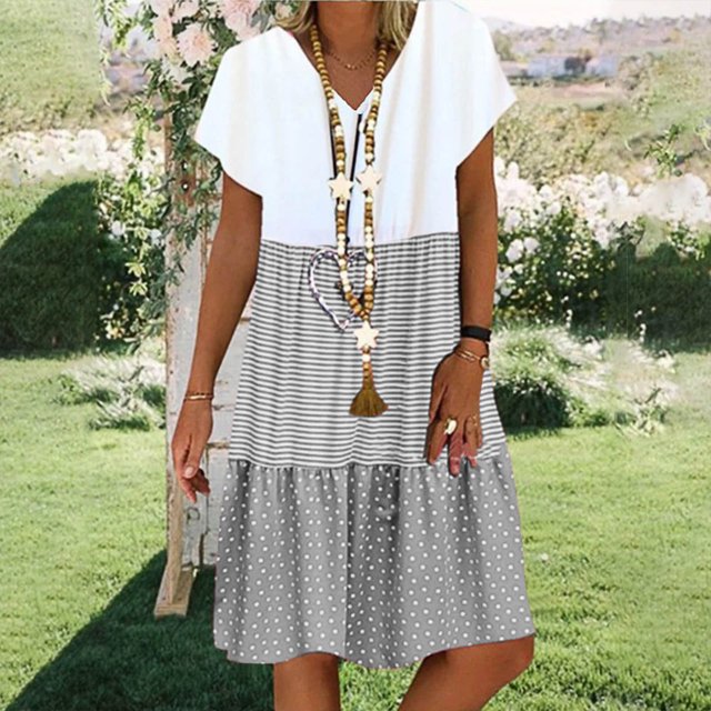 Lolmot Robe d'Été Aguichant et Décontractée pour Femme, Sans Manches, Col Ras du Cou, Unie, avec Fente, en Gris, Fabriquée en polyester Léger pour le Confort. la Robe Présente un design à Étages avec des Motifs Rayés et à Pois, Idéale pour une Tenue Décontractée, des Sorties d'Été, des Fêtes Ou des Vacances. Exposée dans un Jardin Extérieur.