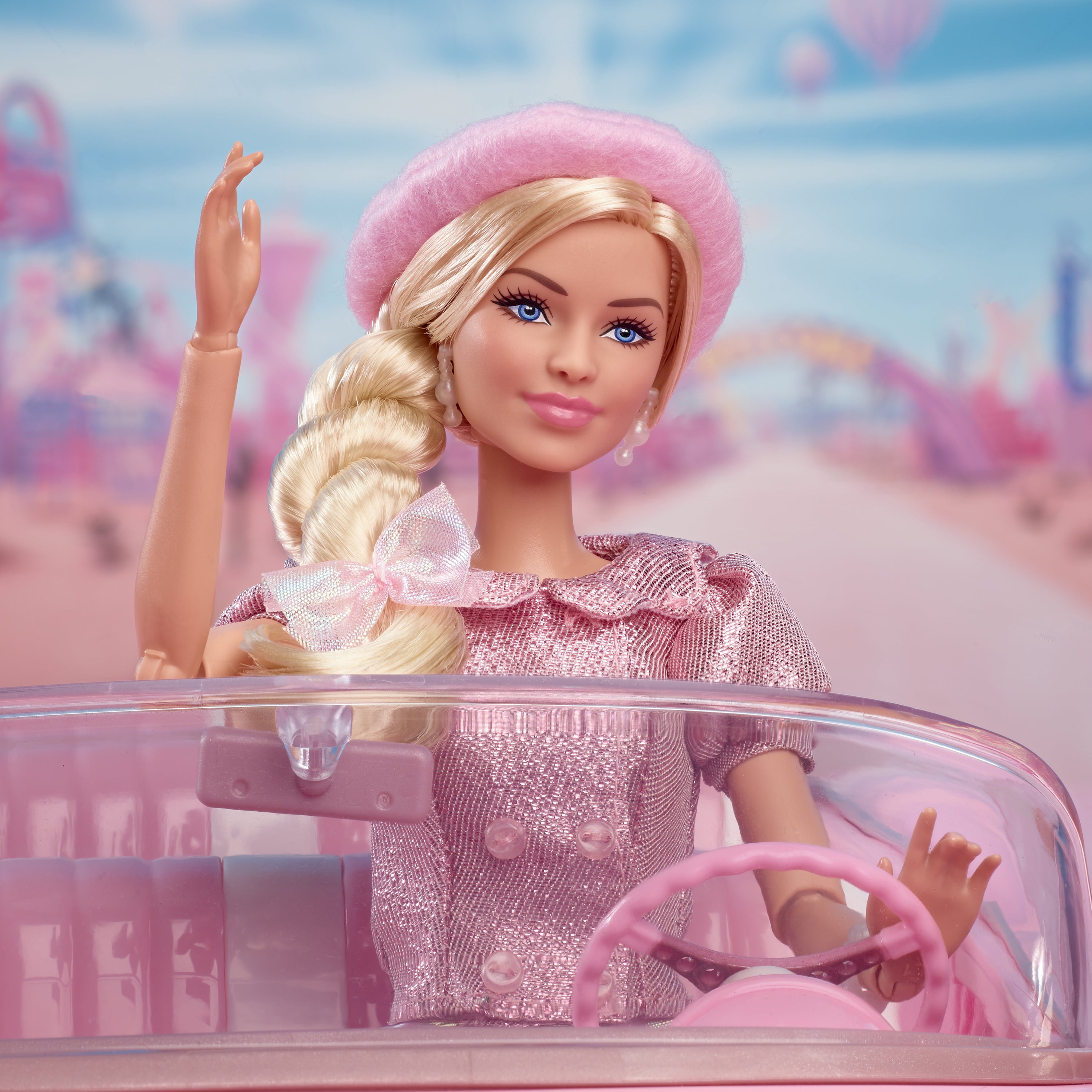 Barbie Poupée Barbie à collectionner inspirée du film Barbie avec Margot Robbie, avec une tenue composée d’un chemisier et d’un tutu roses, une coiffure emblématique et des bijoux assortis