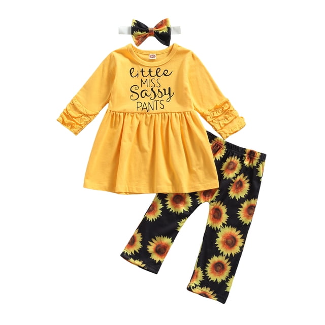 goowrom Ensemble de Vêtements pour Filles Comprenant un Chandail à Col Rond Jaune avec Texte « Little Miss Sassy Pants », Assorti à un Pantalon Noir Orné d'Imprimés de Tournesols Vibrants, et une Coiffe à Nœud Assorti. Fait de Coton Doux, Convient aux Filles de 12 Mois à 4 Ans. Idéal pour le Port Quotidien, les Fêtes Ou les Activités de Plein Air.
