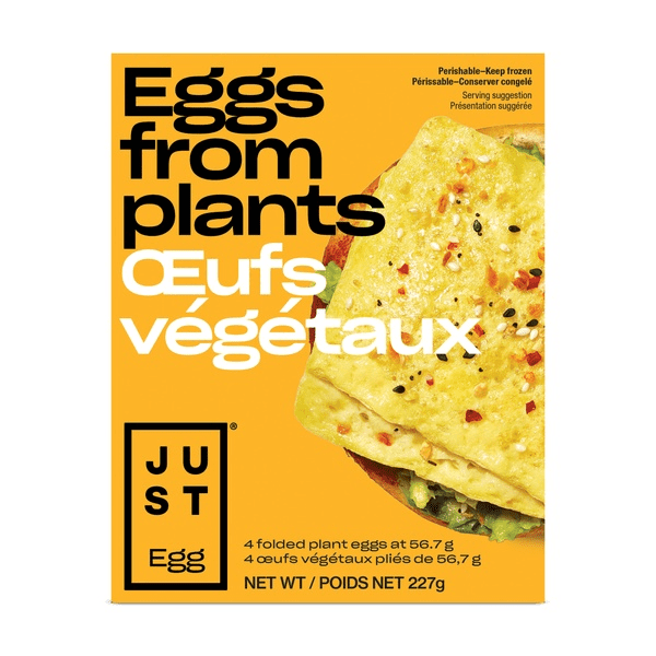 Just Egg Paquet de Substitut d'Oeuf Plié à Base de Plantes avec Fond Jaune-Orange Vif, Montrant Quatre Oeufs de Plantes Pliés Saupoudrés d'Assaisonnement Noir et Rouge sur Verdures, Étiqueté non-OGM, Végétalien, Sans Oeuf, et Poids net 227 g.