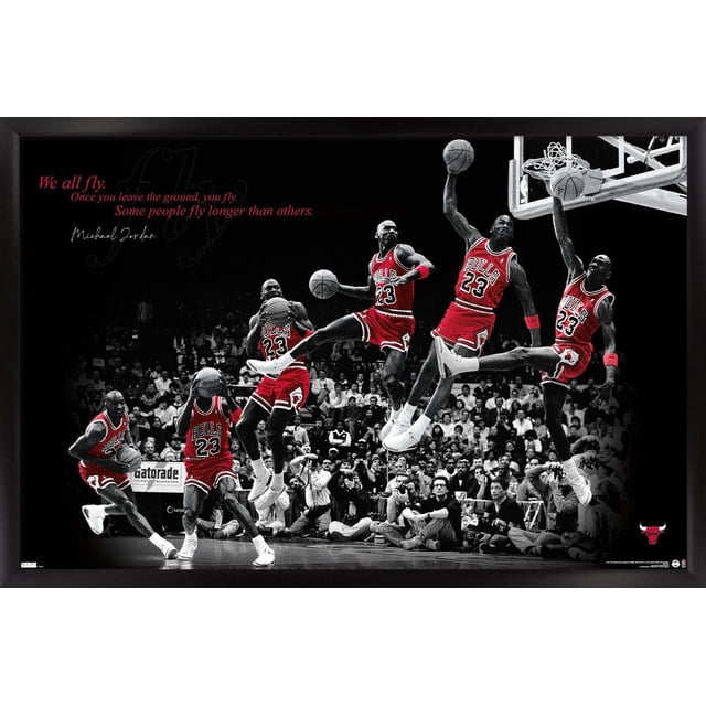 Michael Jordan - Affiche Murale Fly, 22,375 Pouces x 34 Pouces Encadrée Montrant une Séquence de Michael Jordan à Chicago Bulls Uniforme Rouge Numéro 23 Effectuant un dunk de basketball dans une Arène avec une Foule et des Photographes, avec la Citation « We all Fly. Once you leave the ground, you Fly. Some people Fly longer than Other. » en Texte Rouge et Blanc sur Fond Noir.