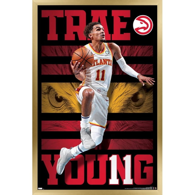 NBA Atlanta Hawks - Trae Young 20 Affiche Murale, 22,375 Po x 34 Po Encadrée Montrant un Joueur de basketball en Blanc, Chandail Atlanta Hawks Numéro 11 Sautillant avec un Ballon de basketball, sur Fond Noir avec des Rayures Rouges et Dorées Mettant en Vedette des Yeux de Faucon, Texte Rouge Audacieux « Trae Young 11 » et le logo Atlanta Hawks dans le Coin Supérieur Droit, Idéal pour la Déco de Chambre à Thème Sportif.