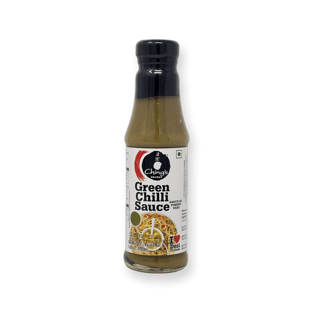 Ching's Bouteille de Sauce Chili Verte Secrète avec Bouchon Noir et Étiquette Blanche Présentant le logo de la Marque, le Nom du Produit et l'Image des Nouilles, Utilisée comme condiment Épicé dans les Aliments de Garde-Manger et les sauces Piquantes, Convient Aussi pour Rehausser Diverses Recettes.