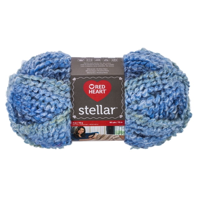 Red Heart Stellar Fil en Nuances Bleues Variées avec une texture Douce et Nobles et un Fil Métallique pour un Éclat Subtil, Poids super Volumineux Enveloppé d'Une Étiquette Montrant le logo Red Heart et les Détails du Produit, Idéal pour les Projets de Tricot et de crochet.