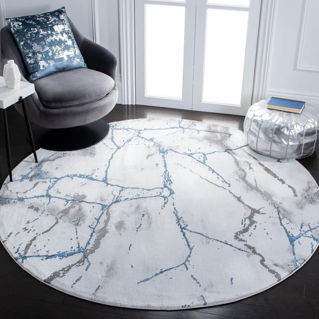 SAFAVIEH Tapis Artisanal Paul en Marbre Abstrait, Rond avec base Blanche et Veines de Marbre Abstraites Bleues et Grises, Posé sur Plancher de Bois Franc Foncé Près d'Une Chaise Pivotante Grise avec un Coussin à Motif Bleu et un pouf Argenté avec un Livre, Convient à l'Utilisation Contemporaine comme Tapis d'Accent.