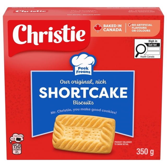 Peek Freans biscuits Shortcake Famille biscuits dans une Boîte Rectangulaire Rouge de 350 g avec Marquage Christie, Présentant un Gros Plan d'Un biscuit Shortcake Rectangulaire Doré Embossé avec « P.F. », Marqué Cuit au Canada Sans Arômes Ni Colorants Artificiels, et une Étiquette de Santé Canada Indiquant une Teneur Élevée en Gras Saturés.