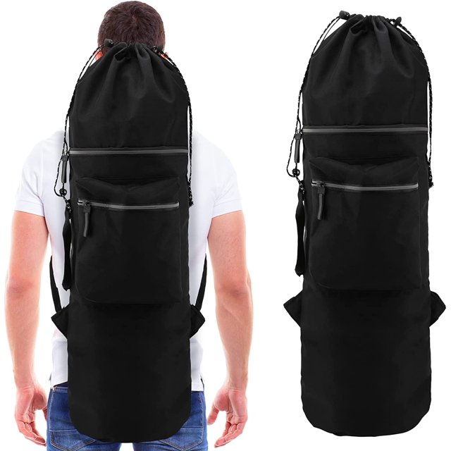HAHADAXA Sac de Planche à Roulettes pour Hommes en Noir, Fait de Tissu Oxford Imperméable et de Tissu à Haute Densité. Comprend des Bretelles Ajustables, une Sangle de Poignée et une Ouverture à Cordon pour un Accès Facile. Comprend Trois Compartiments de Rangement pour Planches à Roulettes, Équipement de Protection et Petits Articles. Convient aux Planches à Roulettes de 31/32 Pouces. Montré en Vue avant et Arrière, avec une Personne Portant le Sac en une Seule image.