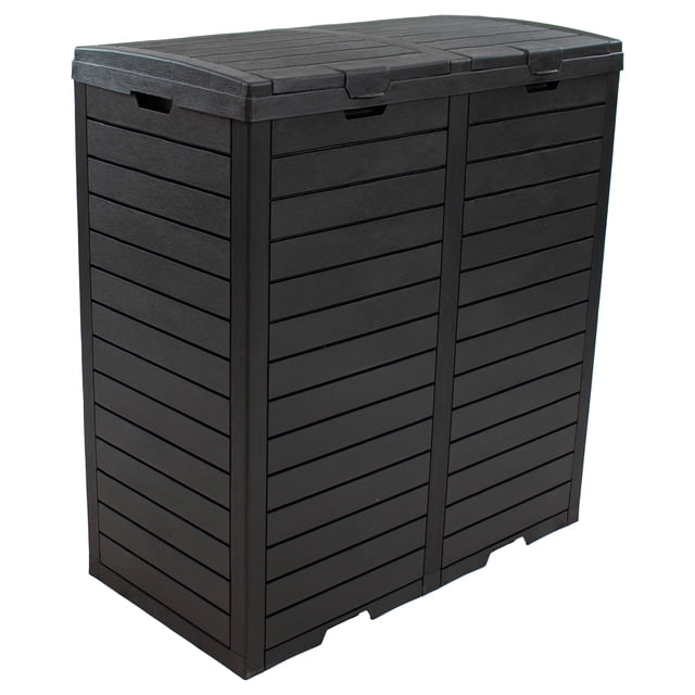 Sunnydaze Poubelle Double d'Extérieur en Résine de Polypropylène Noire à l'Apparence Naturelle de Bois. Cette Poubelle de 78 Gallons Résistante aux Intempéries Présente une Conception à Double Compartiment pour Séparer les Déchets et les recyclables. Elle Comprend un Boîtier à Double Couvercle pour Garder les Déchets Cachés et Sécurisés, et des Plateaux à Liquides Intégrés pour un Nettoyage Facile. Mesurant 30,25 Pouces de Large, 15,75 Pouces de Profondeur et 33,25 Pouces de Hauteur, Elle Convient à une Utilisation Extérieure sur patios, Terrasses Ou Cours Arrière.
