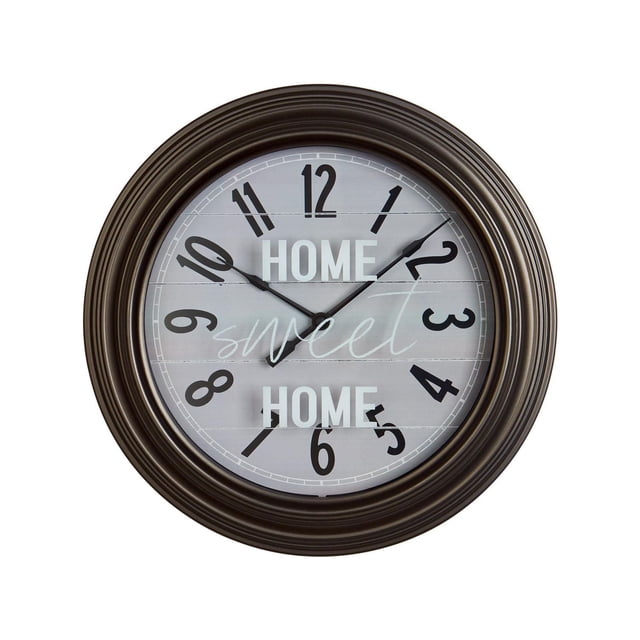 Horloge Murale avec Cadre Nervuré Brun Foncé et Cadran en Planches de Bois Blanchi Affichant « HOME sweet HOME » en Écriture Blanche. Les Chiffres Arabes Noirs et les Aiguilles Noires Indiquent l'Heure comme 10:10, Idéale pour Ajouter une Touche Décorative Rustique à Toute Pièce.