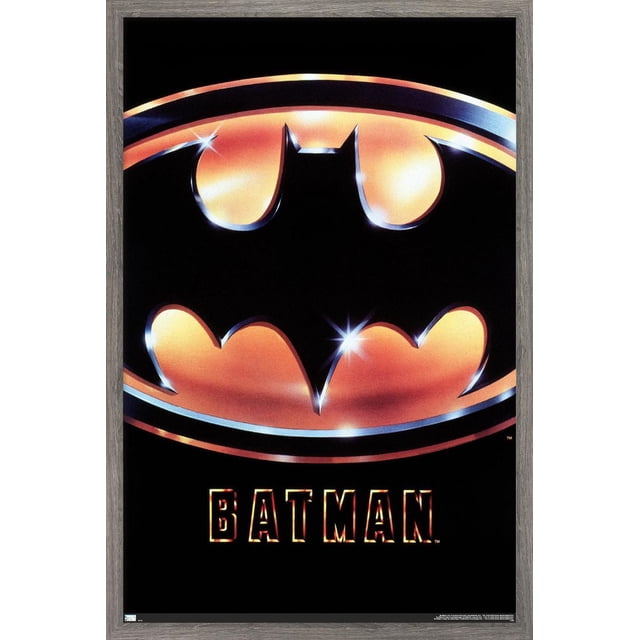 DC Comics Film Batman (1989) - Affiche Murale à une Feuille avec Logo Mettant en Vedette l'Emblématique Batman orange Métallique et Noir, avec Surligneurs Réfléchissants Centrés sur un Fond Noir, avec Texte Batman Ci-Dessous en Couleurs Assorties, Imprimée sur Papier d'Affiche Lustré et Encadrée en Bois Gris, Convient à la Déco Maison et aux Oeuvres Murales.