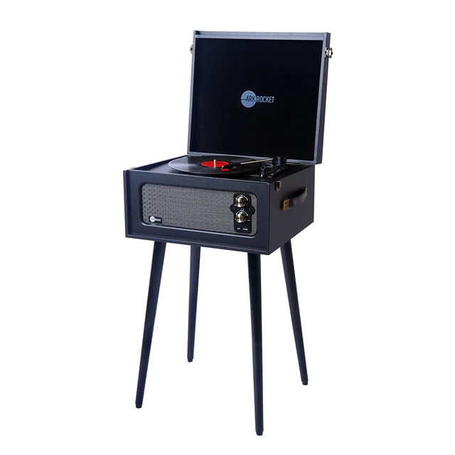 Arkrocket Tourne-Disque Bluetooth à 3 Vitesses Rétro avec Haut-Parleurs Intégrés et Pattes Amovibles en Noir. Cette Tourne-Disque d'Inspiration Vintage Joue des formats Vinyle de 33 1/3, 45 et 78 Tr/min et Prend en Charge les formats 7”, 10”, et 12”. Ses Fonctionnalités Incluent un Récepteur Bluetooth Intégré pour la Diffusion en Continu Sans Fil, des Sorties RCA pour Systèmes Stéréo Externes, un Contrôle de Pas Réglable, une Entrée Auxiliaire et une Prise