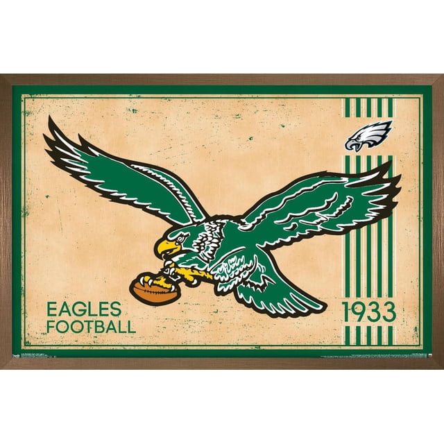 NFL Philadelphia Eagles - Affiche Murale Rétro Logo 14, 22,375 Po x 34 Po Encadrée Mettant en Vedette un Aigle Vert vintage Tenant un Ballon de football Brun sur un Fond Texturé beige avec Bordure Verte, Petit Logo Eagles et Texte de 1933, Convient à l'Art Mural dans les Chambres, Bureaux Ou Dortoirs.