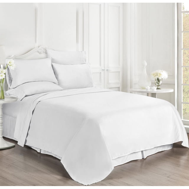 Ensemble de Draps en Microfibre avec Taies d'Oreiller Bonus en Blanc sur un Lit avec Tête de Lit Sculptée, Doté d'Un Tissu en Microfibre Double Brossage Résistant aux Plis. Comprend des Draps Plats et des Draps-Housses plus des Taies d'Oreiller, Exposé dans une Pièce Lumineuse avec des Murs à Panneaux Blancs, des Planchers de Bois Franc et des accents Floraux, Convient à une Literie Facile d'Entretien dans les Foyers Canadiens.