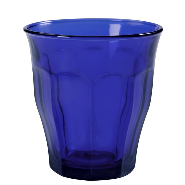 Duralex Gobelets en Verre Picardie Saphir, Ensemble de 6 de 310 ml, Vue Centrée Orientée vers l'Avant de six Gobelets Picardie Bleu Saphir Empilés avec Profil Droit Nervuré et Rebords Légèrement Évasés, surface en Verre Lustrée Non Poreuse sur Fond Neutre; Convient aux Boissons Chaudes Ou Froides et Est Souvent Utilisé comme Gobelets de Tous les Jours Adaptés aux Enfants.