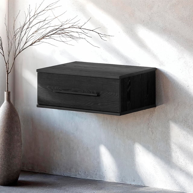 South Shore Haven Table d'Appoint Flottante avec 1 Tiroir en Chêne Noir, Murale sur un Mur Texturé Gris Pâle, avec une Poignée Métallique Horizontale et un grain de Bois visible, Positionnée à Côté d'Un Grand vase en Céramique avec des branches Nues dans un Cadre Minimaliste, Convient au Rangement d'Entrée.