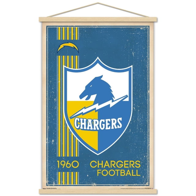 NFL Los Angeles Chargers - Affiche Murale Rétro Logo 17, 22,375 Pouces x 34 Pouces Affichant un Logo vintage du Bouclier des Chargers avec une Tête de Cheval Bleue et un Éclair Jaune sur un Fond Bleu et Jaune Séparés, Papier d'Affiche Bleu Vieilli avec des Rayures Jaunes Verticales et le Texte Jaune « 1960 Chargers Football », Encadré avec des rails Suspendus en Bois Naturel, Convient à la Déco Murale Sportive Rétro dans les Chambres, Bureaux Ou Dortoirs.