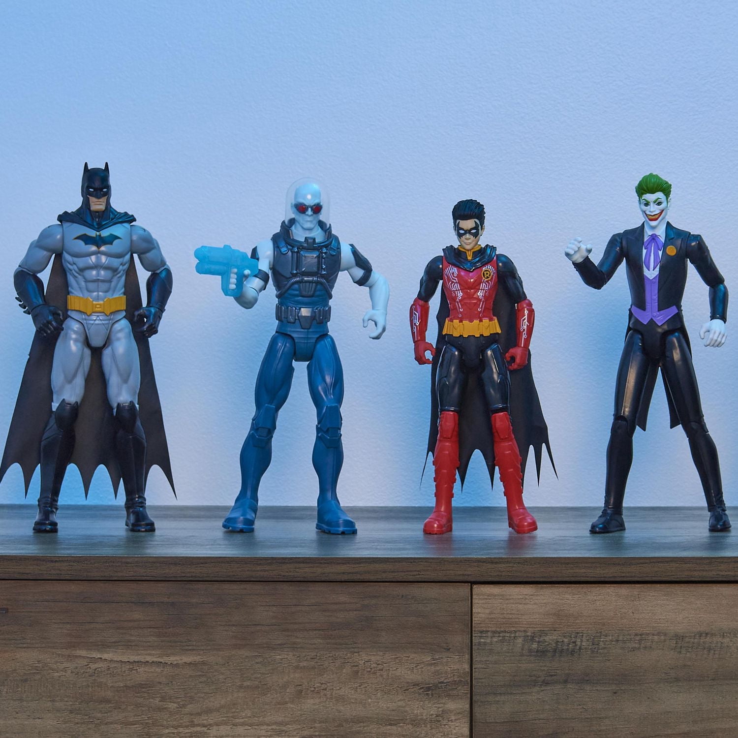Batman, Figurine articulée Attack Tech Batman de 30 cm (costume noir), Jouets pour garçons et filles à partir de 3 ans