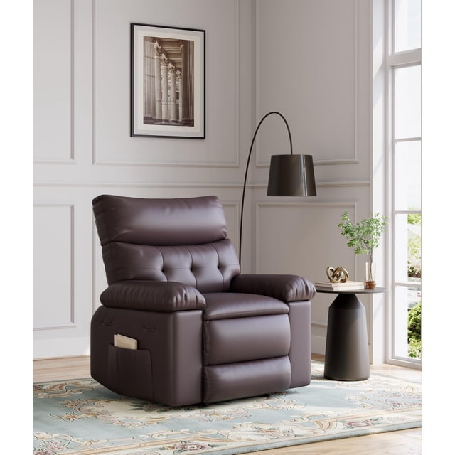 Fauteuil Inclinable Surdimensionné, un Fauteuil Inclinable Manuel pour Adultes, Rembourré en Cuir PU avec une Finition Brun Foncé. le Fauteuil Présente un Dossier Réglable de 90° à 150° et un Repose-Pieds, Conçu pour les Petits Espaces comme les Salons, les VR Ou les Cinéma Maison. Il a un Dossier Rembourré, des Accoudoirs et une Poche Latérale pour Plus de Commodité. le Fauteuil Est Placé dans un Décor de Salon Lumineux avec un Tapis Décoratif, une table d'Appoint et une Lampe sur Pied.